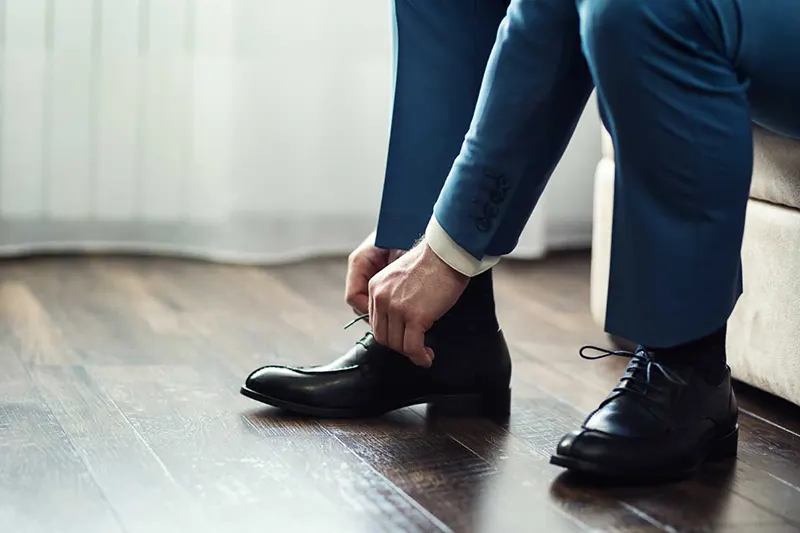 ست کردن کفش رسمی مشکی مردانه با شلوار سورمه ای
